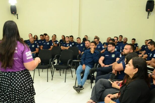 Profissionais de segurança pública e representantes da SerMulher em capacitação na FAMES.