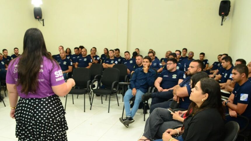 Profissionais de segurança pública e representantes da SerMulher em capacitação na FAMES.