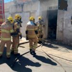 Corpo de Bombeiros atuando no atendimento de ocorrência comercial.