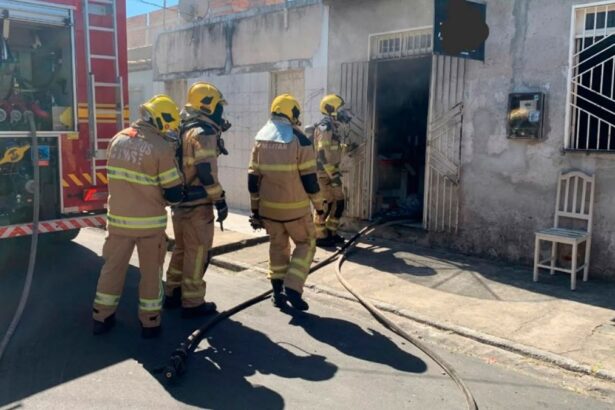 Corpo de Bombeiros atuando no atendimento de ocorrência comercial.