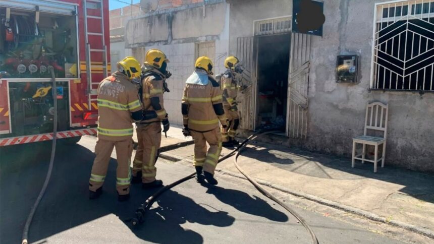 Corpo de Bombeiros atuando no atendimento de ocorrência comercial.