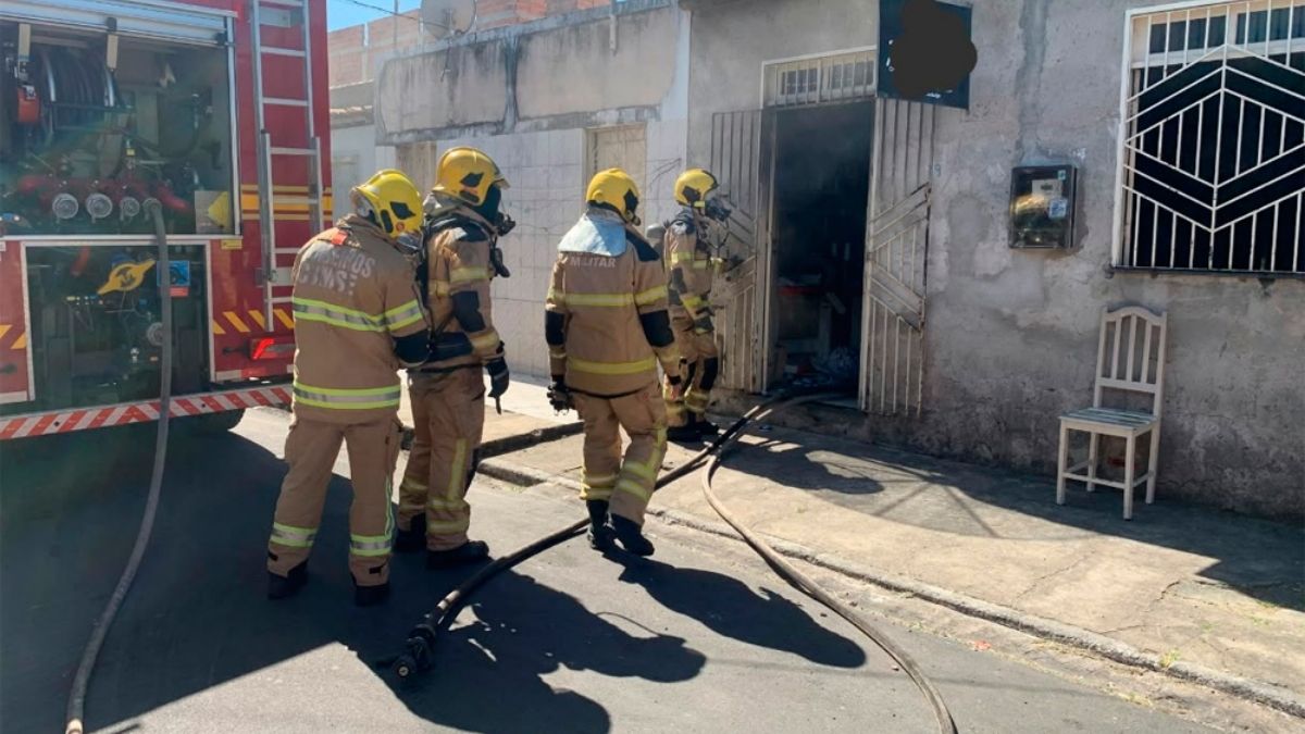 Corpo de Bombeiros atuando no atendimento de ocorrência comercial.