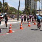 Atletas participando de prova de triatlo Ironman em Aracaju.