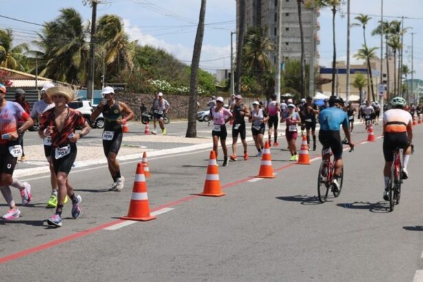 Atletas participando de prova de triatlo Ironman em Aracaju.