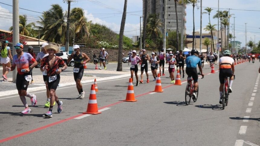 Atletas participando de prova de triatlo Ironman em Aracaju.