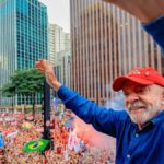 Presidente Luiz Inácio Lula da Silva comemorando a reeleição ao lado de apoiadores.