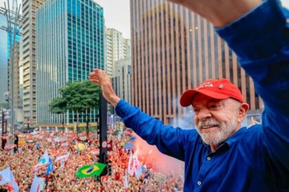 Presidente Luiz Inácio Lula da Silva comemorando a reeleição ao lado de apoiadores.