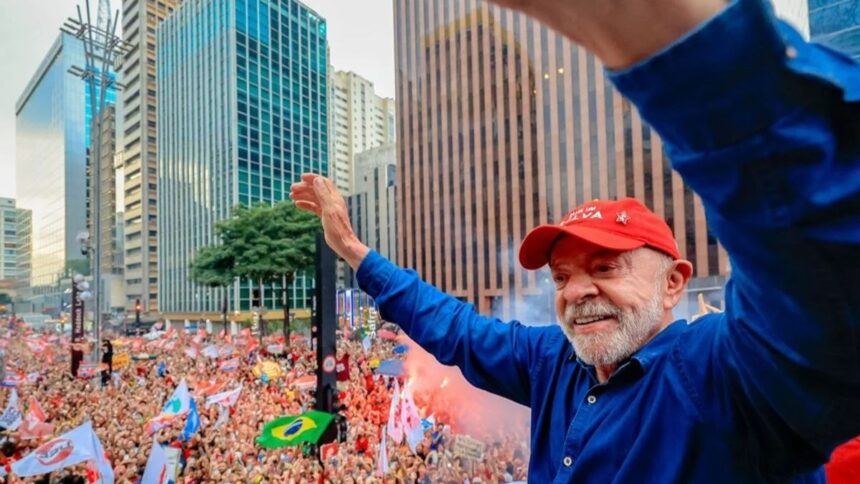 Presidente Luiz Inácio Lula da Silva comemorando a reeleição ao lado de apoiadores.