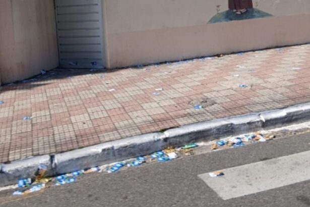 Vias públicas com panfletos e santinhos espalhados no dia de votação em Sergipe.