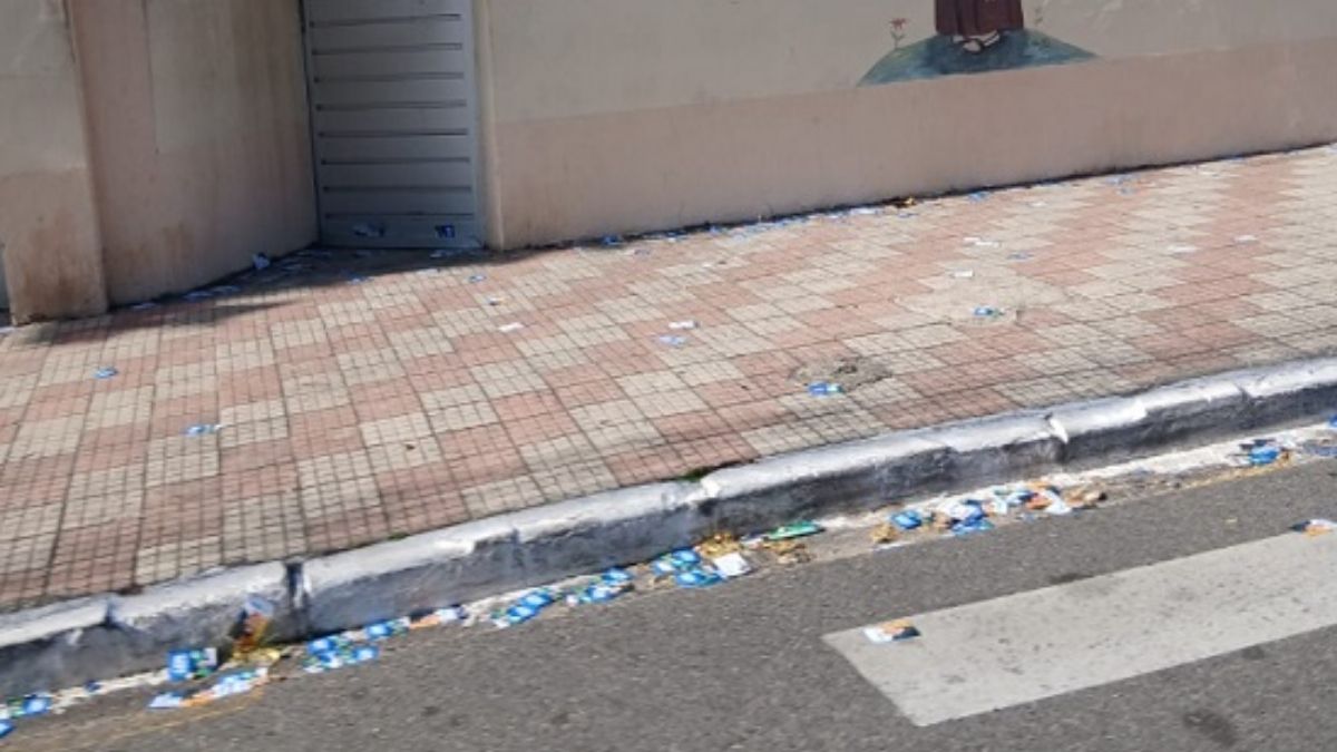 Vias públicas com panfletos e santinhos espalhados no dia de votação em Sergipe.