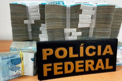 Notas de dinheiro em espécie e celular apreendidos pela Polícia Federal em Aracaju.
