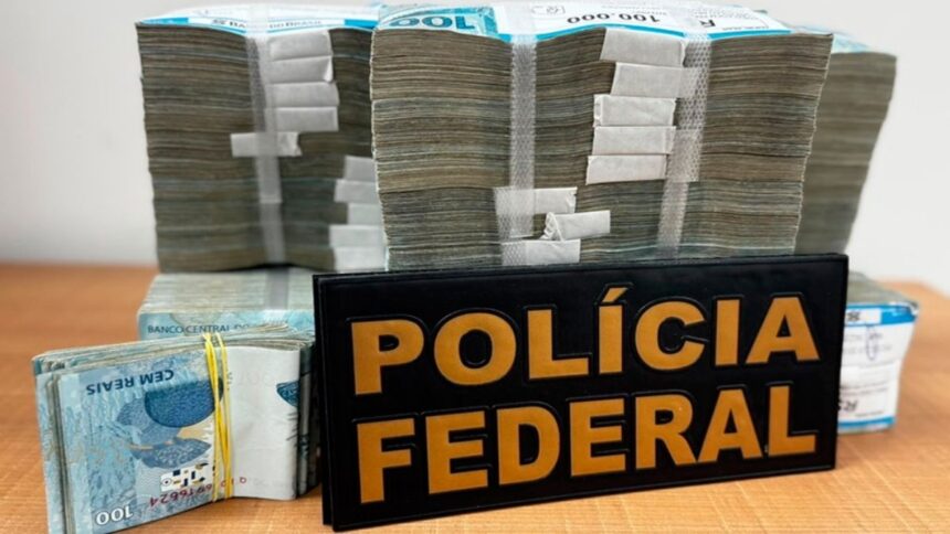 Notas de dinheiro em espécie e celular apreendidos pela Polícia Federal em Aracaju.
