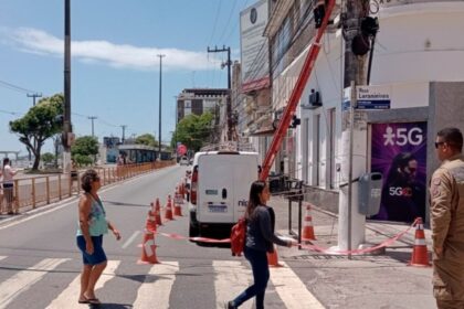 SMTT orientando o trânsito e organizando o fluxo de veículos em Aracaju.