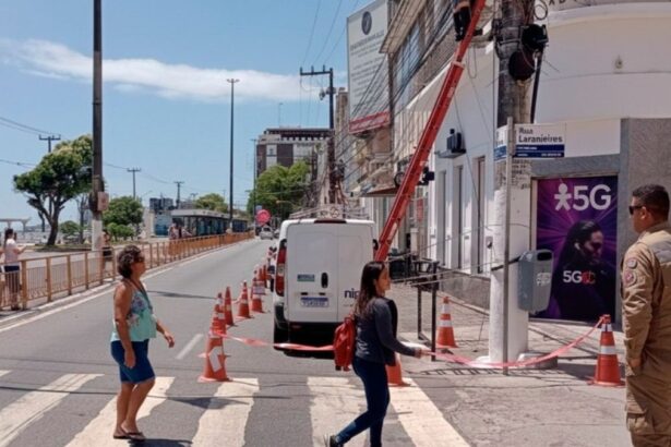 SMTT orientando o trânsito e organizando o fluxo de veículos em Aracaju.