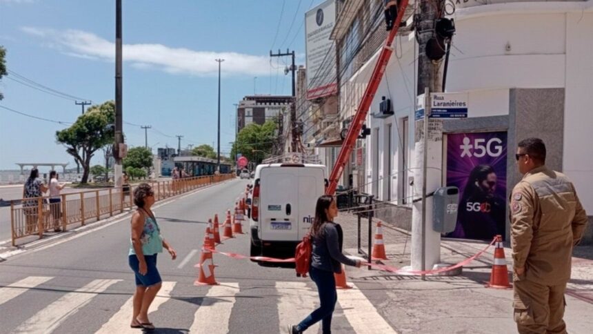 SMTT orientando o trânsito e organizando o fluxo de veículos em Aracaju.