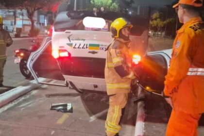 Táxi capotado na ciclovia da Avenida Beira-Mar no bairro Farolândia.