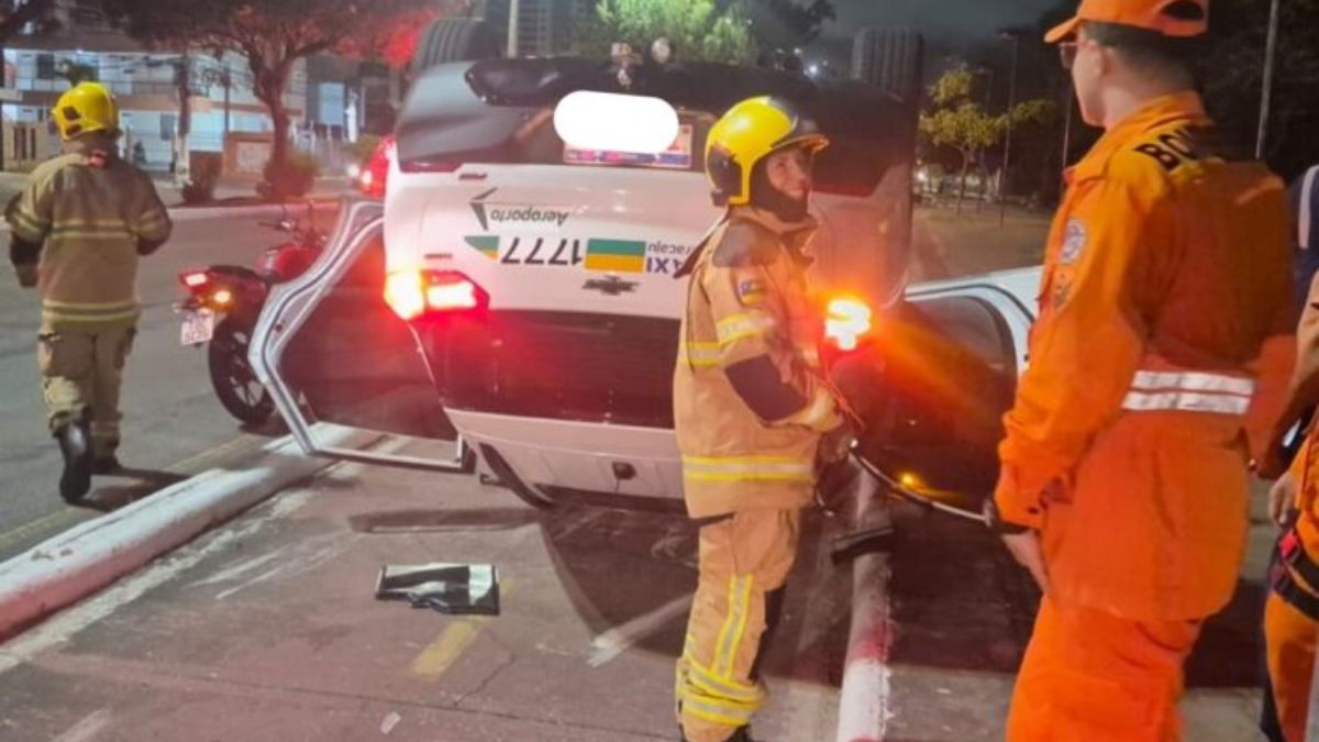 Táxi capotado na ciclovia da Avenida Beira-Mar no bairro Farolândia.
