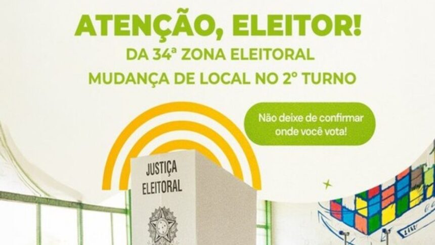 Eleitores consultando local de votação na entrada de uma escola da Justiça Eleitoral.