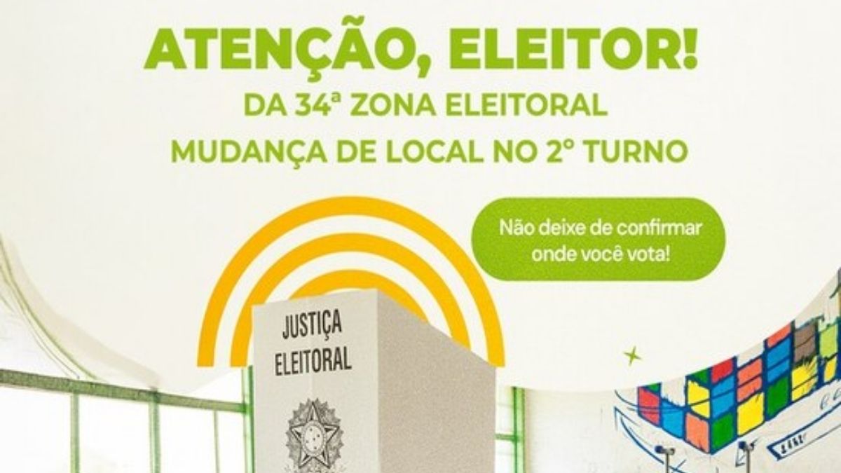 Eleitores consultando local de votação na entrada de uma escola da Justiça Eleitoral.